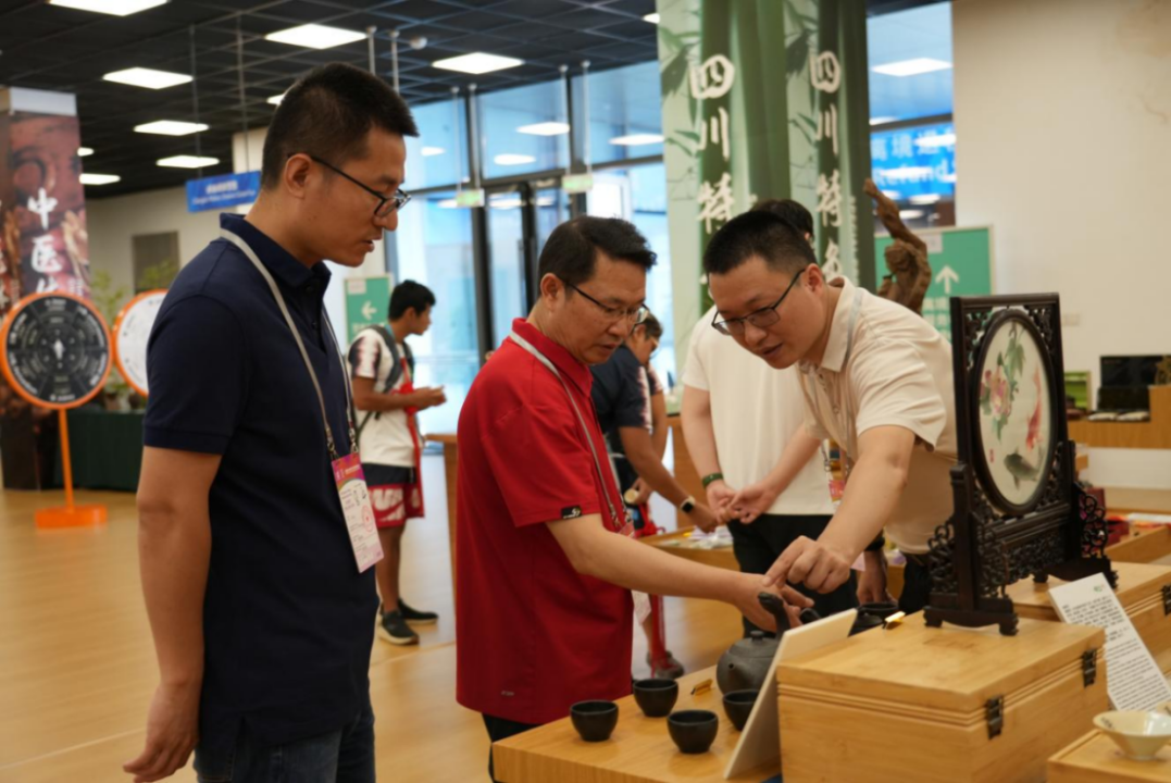 省Z6人生就是博集团领导到大运村“有礼在四川”四川特色商品馆调研指导工作