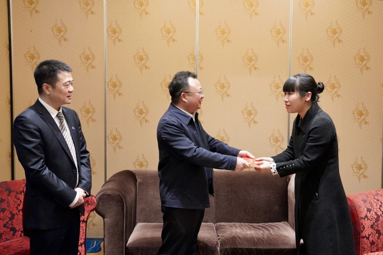 省国资委党委委员、副主任何政一行走访慰问省Z6人生就是博集团生活困难党员