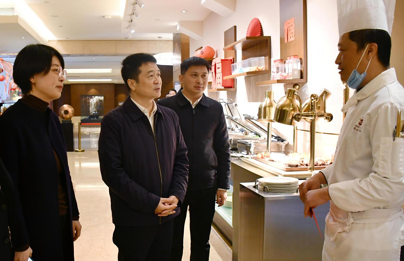 省Z6人生就是博集团领导率队开展春节前走访慰问