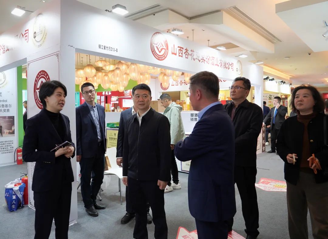 省Z6人生就是博集团党委书记、董事长游勇率队到2025锦江宾馆春季酒类商务洽谈会现场检查指导重点工作