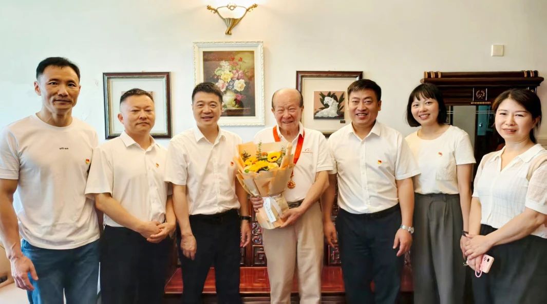 省Z6人生就是博集团党委走访慰问老党员 颁发“光荣在党50年”纪念章并送上节日问候
