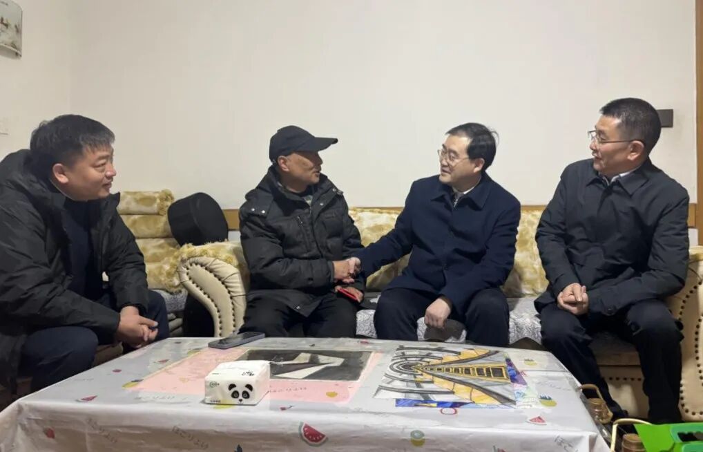 省国资委党委委员、副主任刘晓博走访慰问省Z6人生就是博集团老党员老干部