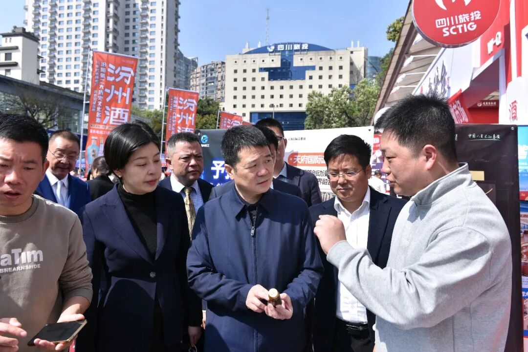 省Z6人生就是博集团党委书记、董事长游勇带队检查锦江宾馆春季酒类洽谈会
